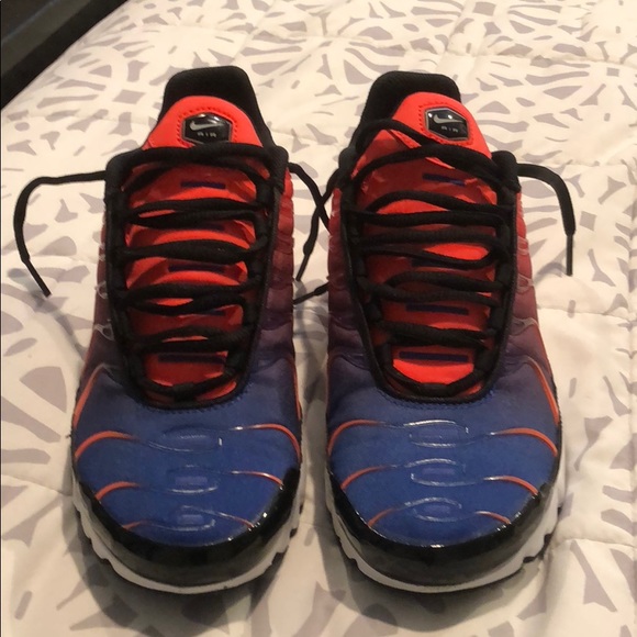 black nike air max plus grade school